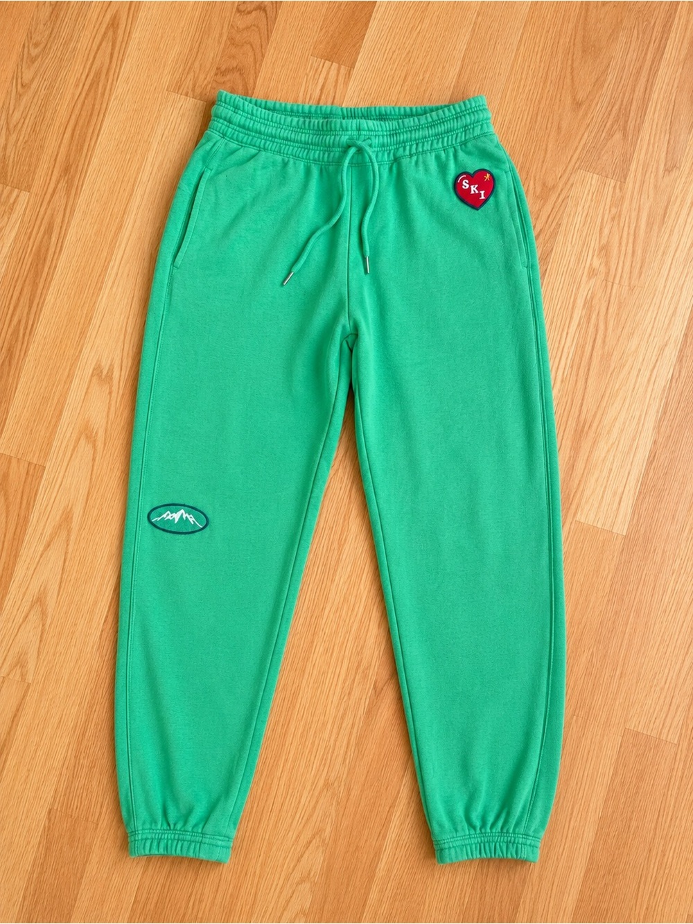 Aeri‎ - Comfy Green Sweatpants with Red Heart Patch
